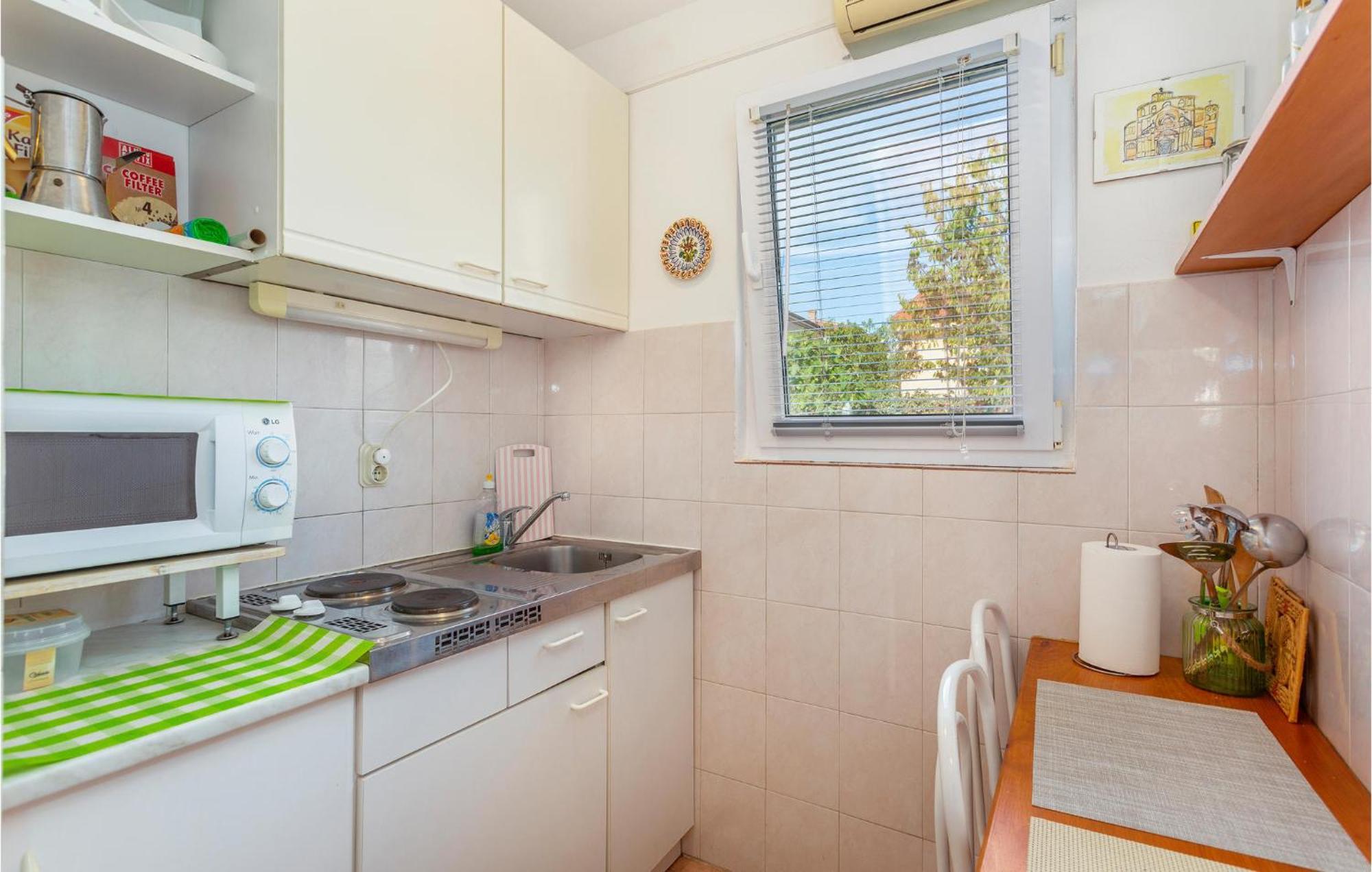 1 Bedroom Beautiful Apartment In Linardici Екстер'єр фото