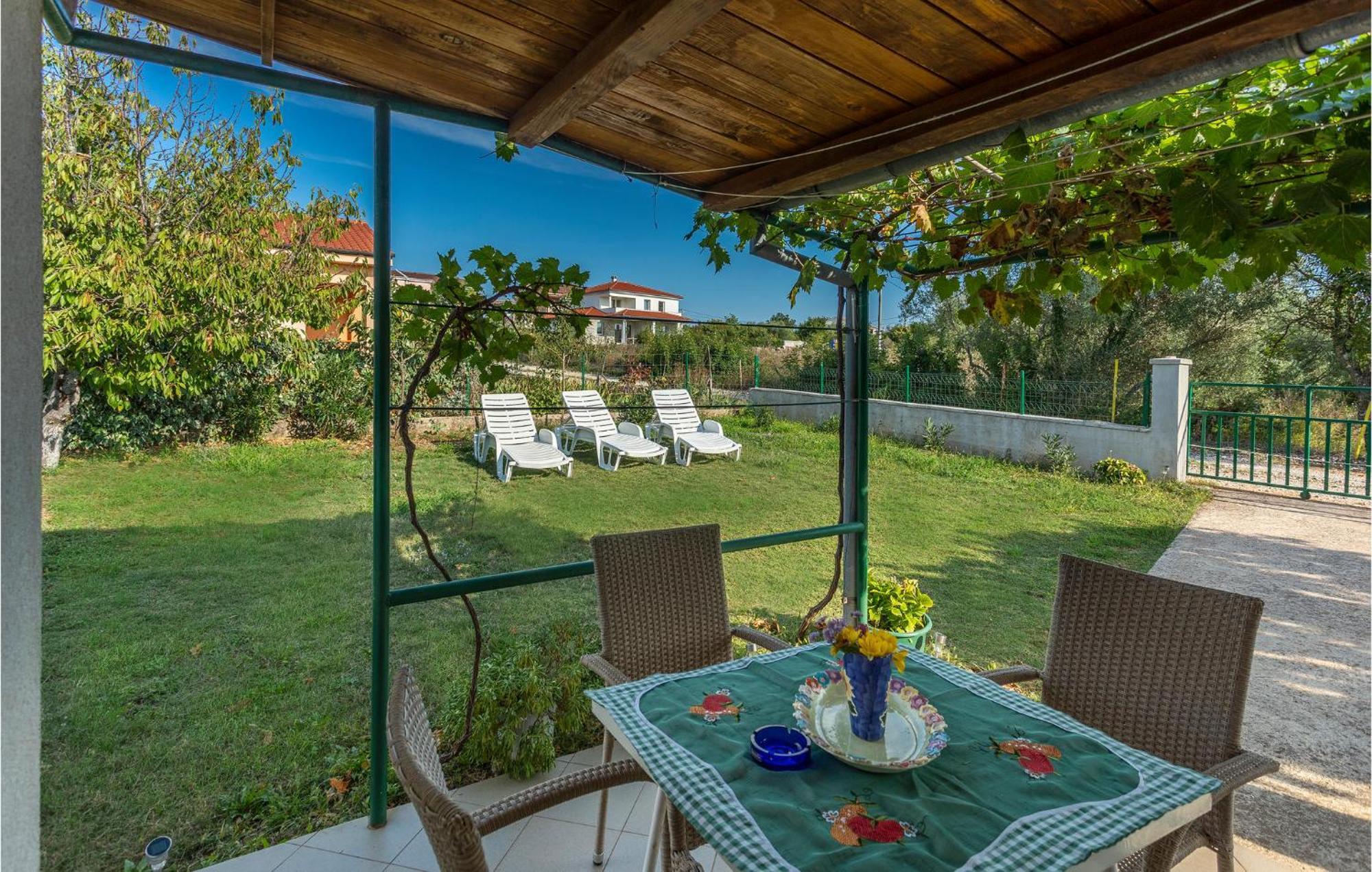 1 Bedroom Beautiful Apartment In Linardici Екстер'єр фото