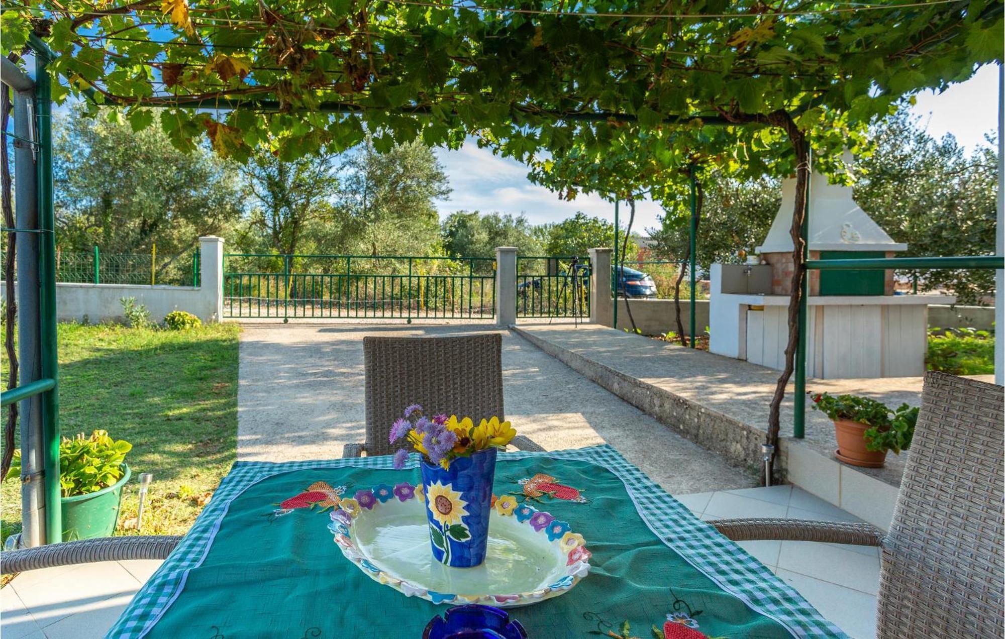 1 Bedroom Beautiful Apartment In Linardici Екстер'єр фото